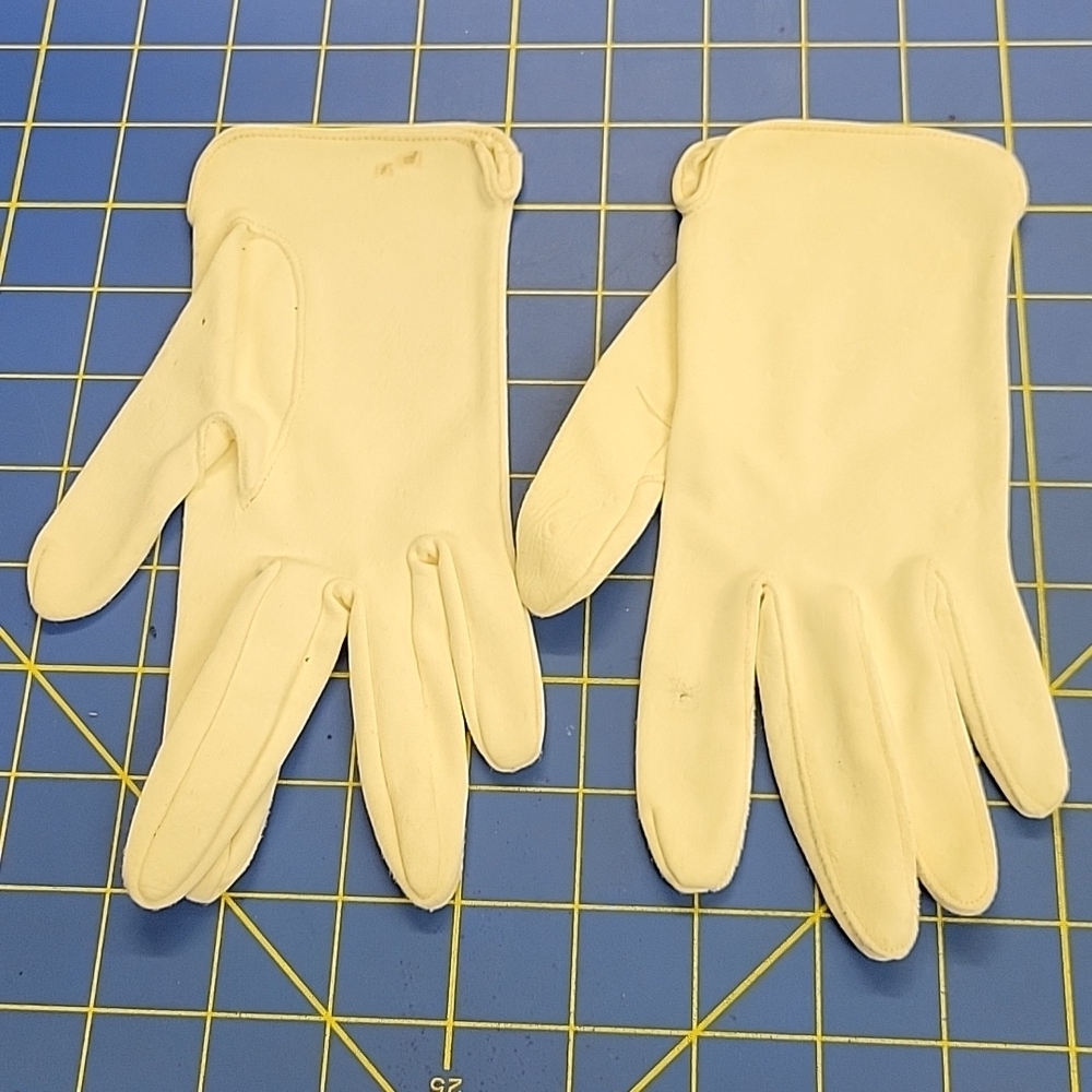 Vintage Creamy White Ladies Gloves 8.5" Cuff to Finger Tips - Picture 2 of 6
